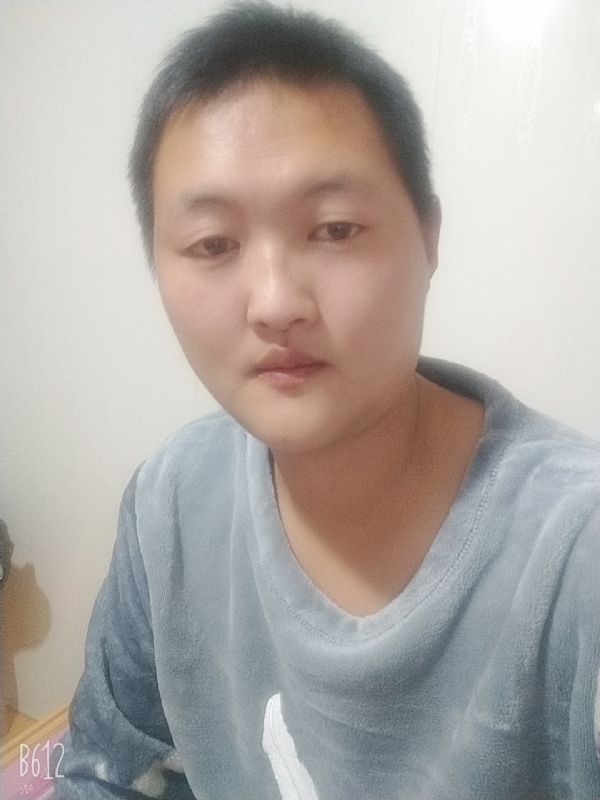 烟圈里透着伤的第一张照片--德州相亲服务中心